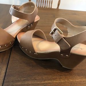 American eagle size 10 sandals  brand new